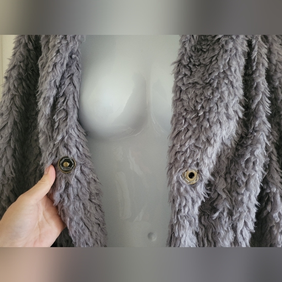 Dylan | NWT Chic Cozy Gray Faux Fur 3/4 Sleeve Teddy Coat (SIZE M) - Picture 11 of 15
